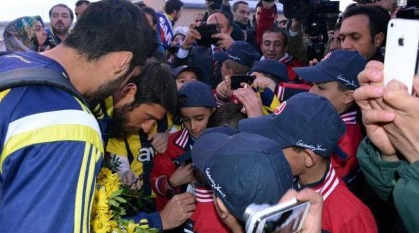 Fenerbah&ccedil;e'ye Erzurum'da &Ccedil;i&ccedil;ekli Karşılama