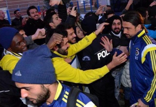 Fenerbahçe'ye Erzurum'da Çiçekli Karşılama