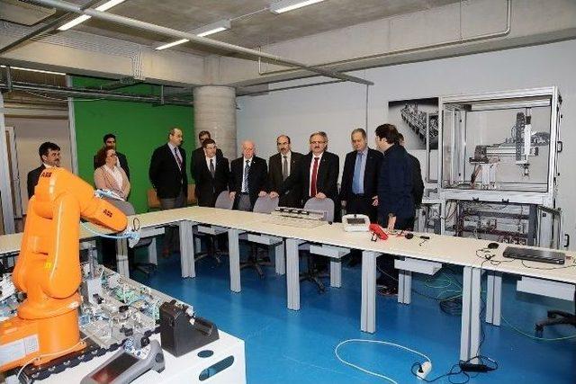 Otomotiv&rsquo;e Kadın Eli 1