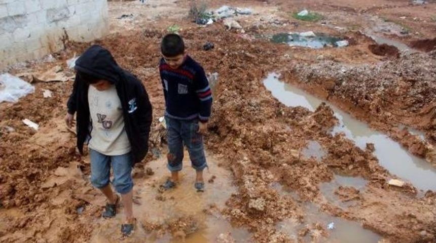 Kamplardaki Suriyeli &Ccedil;ocuklar Soğuk Havanın Pen&ccedil;esinde