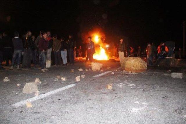 Otomobilin Çarptığı Ayşe'nin Yakınları Yolu Kapatıp Eylem Yaptı