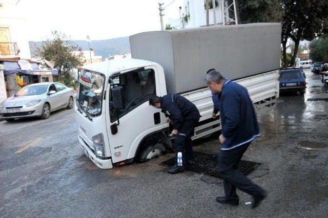 Yol Çöktü, Kamyonet Çukura Düştü