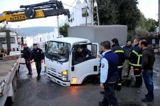 Yol Çöktü, Kamyonet Çukura Düştü