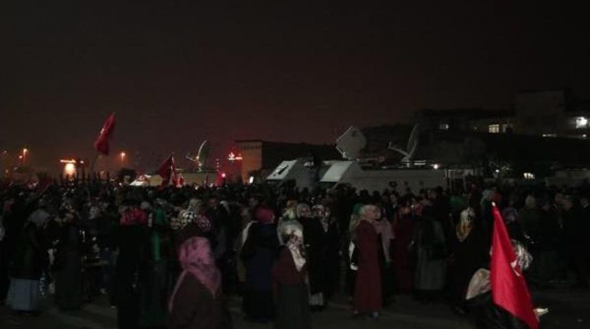 &Ccedil;ağlayan'daki B&uuml;y&uuml;k Adliye &Ouml;n&uuml;nde Bekleyiş S&uuml;r&uuml;yor