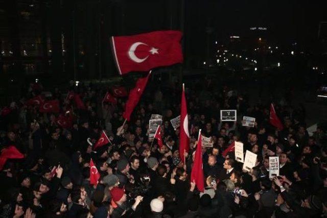 Çağlayan'daki Büyük Adliye Önünde Bekleyiş Sürüyor