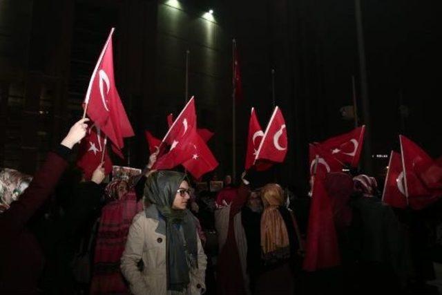 Çağlayan'daki Büyük Adliye Önünde Bekleyiş Sürüyor