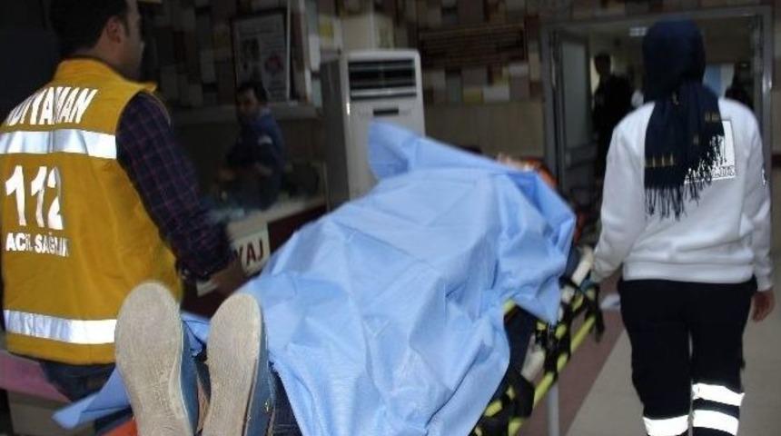 Otomobil İle Yolcu Minib&uuml;s&uuml; &Ccedil;arpıştı: 2 Yaralı