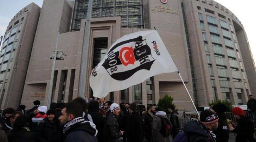 &Ccedil;arşı, Sanıklara Destek Verdi