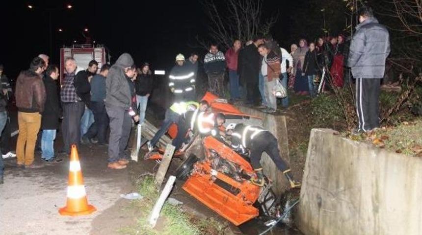 &Uuml;nye'de Kaza: 2 &Ouml;l&uuml;, 1 Yaralı