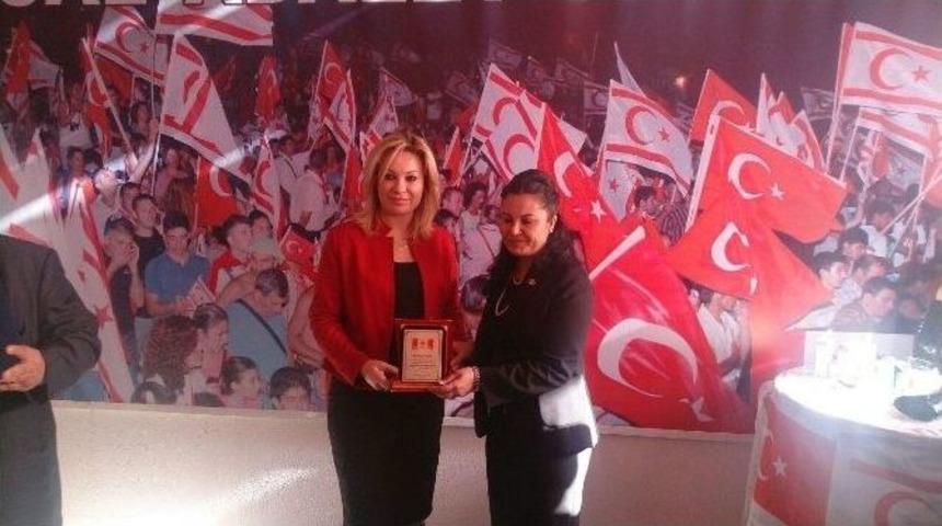 U&ccedil;ar&rsquo;a, Kktc&rsquo;de, Uap Tarafından Plaket Verildi