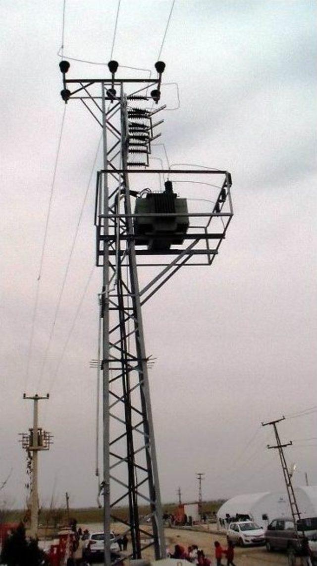 Dedaş, 5 Bin Kişinin Yaşadığı &Ccedil;adırkente Elektrik Şebekesi D&ouml;şedi 1