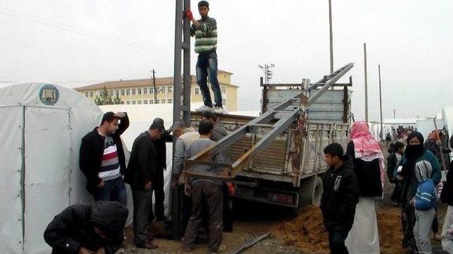 Dedaş, 5 Bin Kişinin Yaşadığı &Ccedil;adırkente Elektrik Şebekesi D&ouml;şedi 2