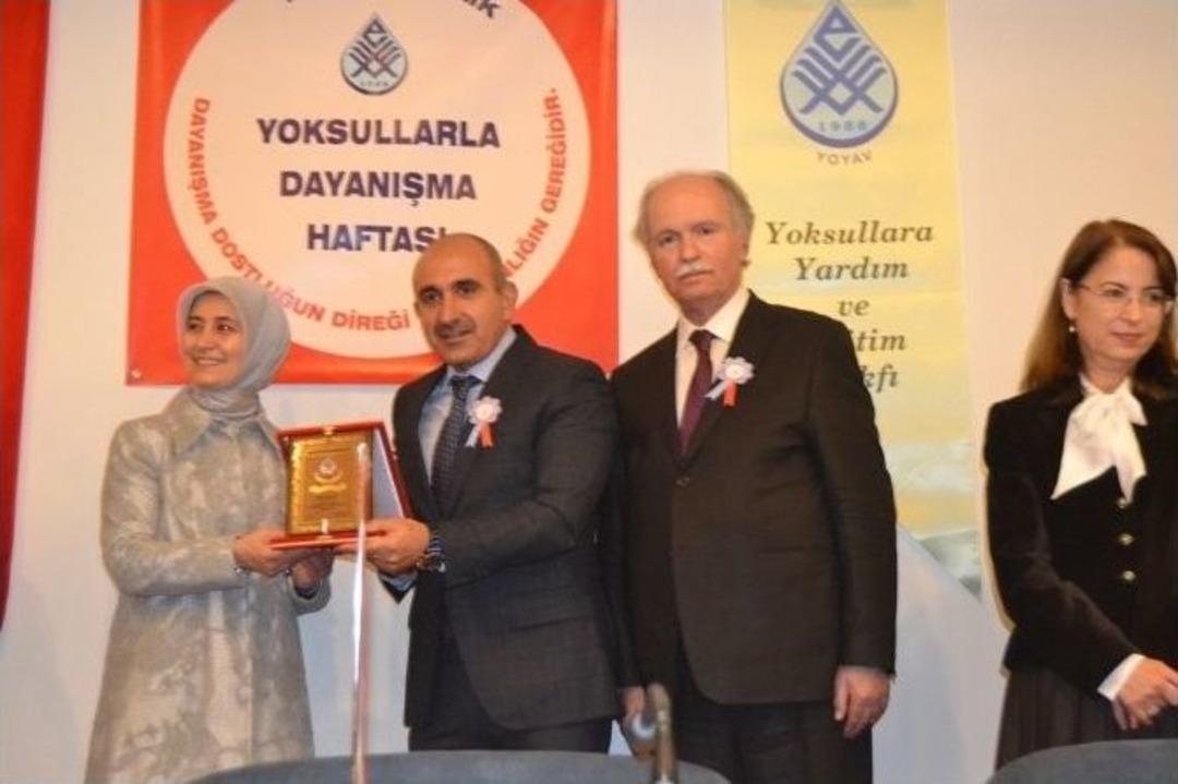 Sare Davutoğlu&rsquo;ndan Başkan Kara&rsquo;ya Plaket