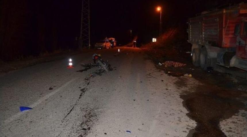Oltu&rsquo;da Trafik Kazası: 1 &Ouml;l&uuml;, 1 Yaralı
