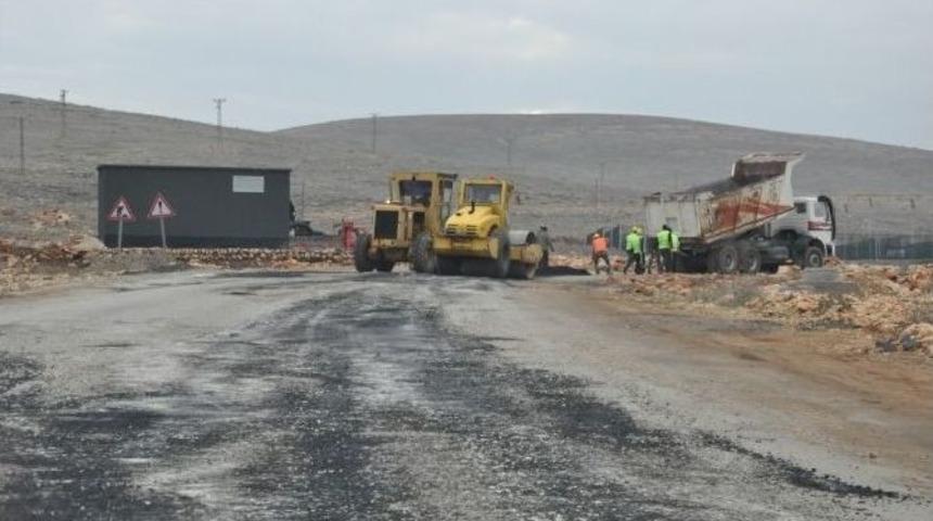 Ma&uuml;&rsquo;n&uuml;n Yerleşke Yolu D&uuml;zeltiliyor