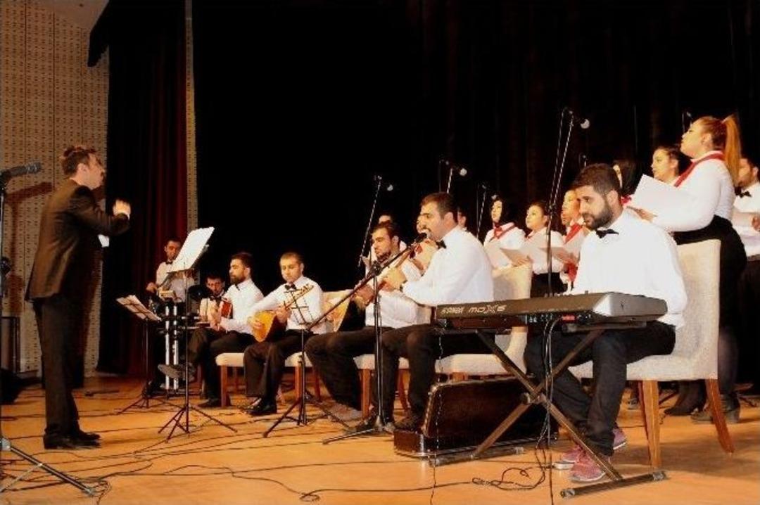 &Uuml;niversite Korosundan Coşkulu Konser