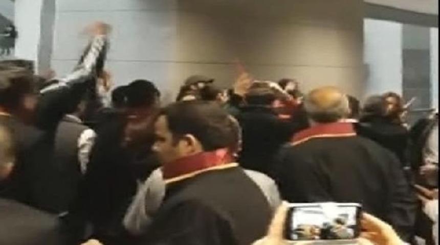 Taraftarlar Adliye Koridorunu Trib&uuml;ne &Ccedil;evirdi