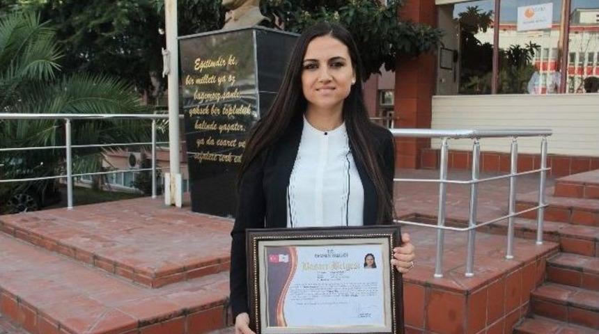 "d&uuml;nyada En İyi 50 &Ouml;ğretmen" Arasında Yer Alan Dilek &Ouml;ğretmene Başarı Belgesi