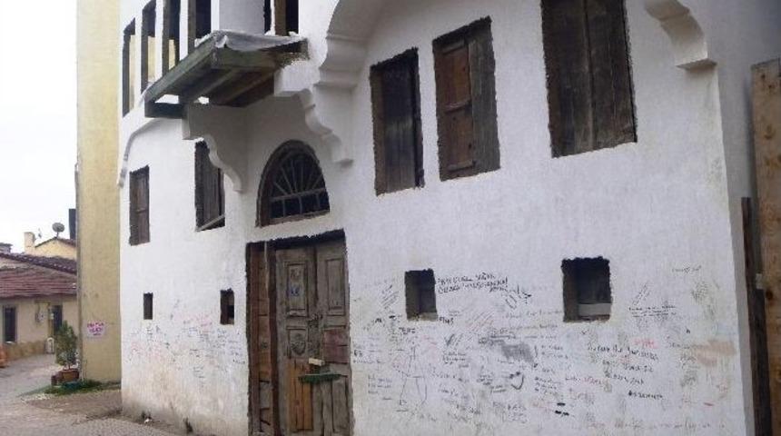 Tarihi Konağın Dış Cephesi Yazı Tahtasına D&ouml;nd&uuml;