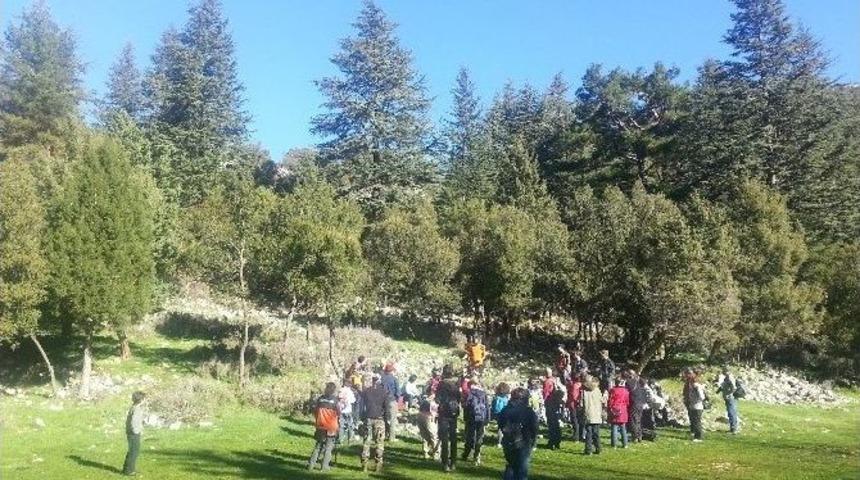 D&uuml;nya Dağlar G&uuml;n&uuml;nde Mendos&rsquo;un Zirvesine Tırmandılar