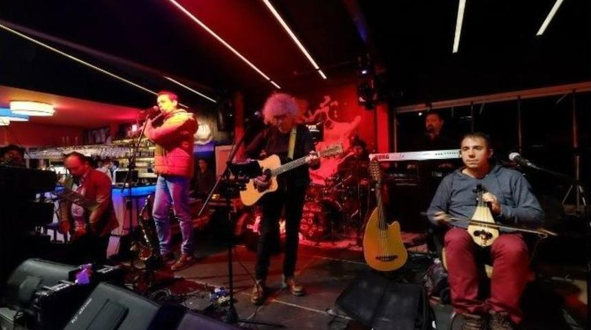 Yeni T&uuml;rk&uuml; Orhangazili Hayranlarıyla Buluştu