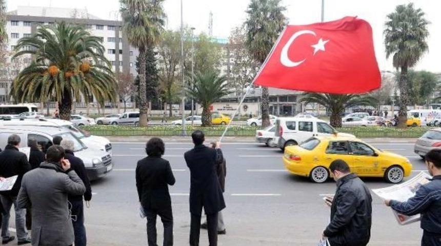 İstanbul Emniyet M&uuml;d&uuml;rl&uuml;ğ&uuml; &Ouml;n&uuml;nde Bekleyiş S&uuml;r&uuml;yor