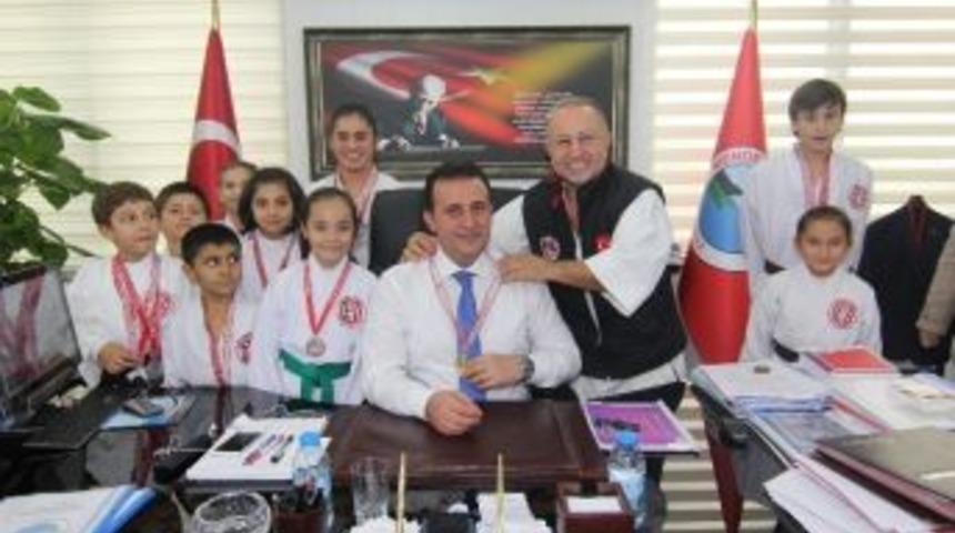 Menderes&rsquo;te Madalyalar Başkan Soylu&rsquo;ya