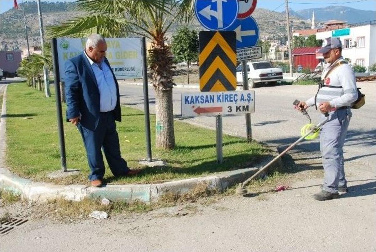 Adana B&uuml;y&uuml;kşehir Belediyesi Karaisalı&rsquo;da Bulvarları Temizledi