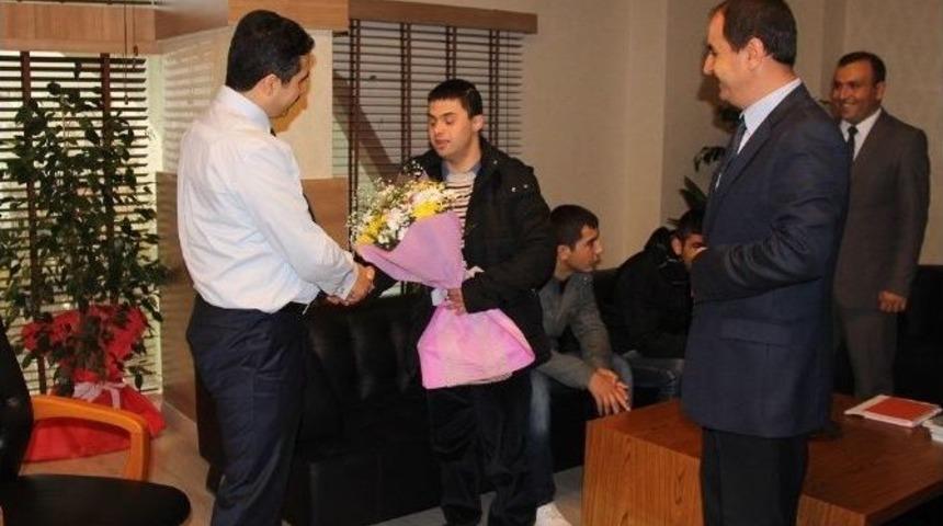 Engelli Gen&ccedil;lerden Cizre Kaymakamı Horasanlı&rsquo;ya Ziyaret