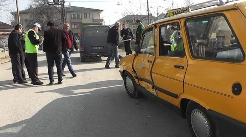 D&uuml;zce&rsquo;de Minib&uuml;s İle Ticari Taksi &Ccedil;arpıştı 1 Kişi Yaralandı