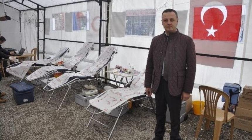 Kızılay Yeni Bağış &Ccedil;adırında Bağışları Bekliyor