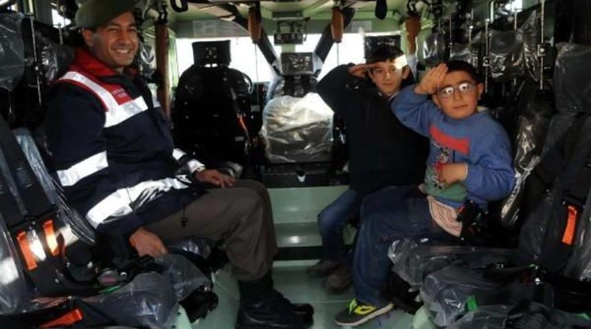 Jandarma, K&ouml;y &Ccedil;ocuklarını Gezdirdi