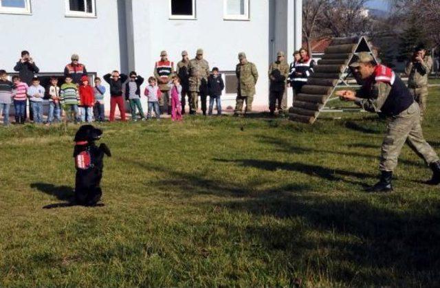 Jandarma, Köy Çocuklarını Gezdirdi