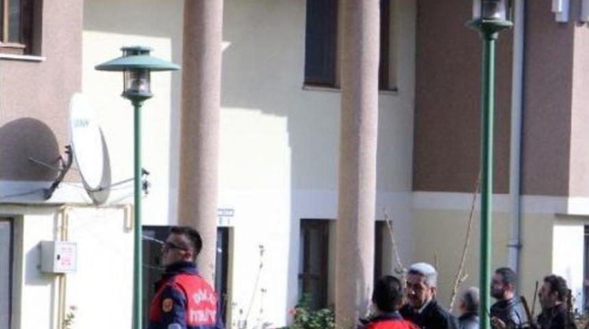 Annesi Otomobili &Ccedil;arpmasına Kızınca &Ccedil;atıya &Ccedil;ıktı