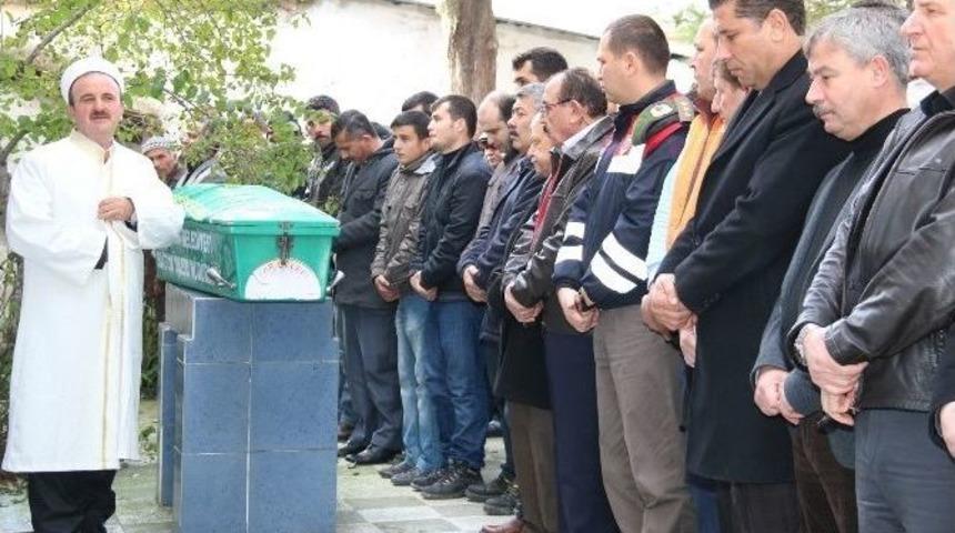 Trafik Kazasında &Ouml;len S&uuml;r&uuml;c&uuml; Toprağa Verildi