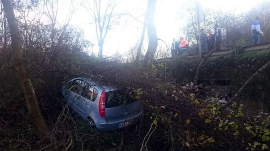 Hızını Alamayan Otomobil Dereye U&ccedil;tu: 1 Yaralı