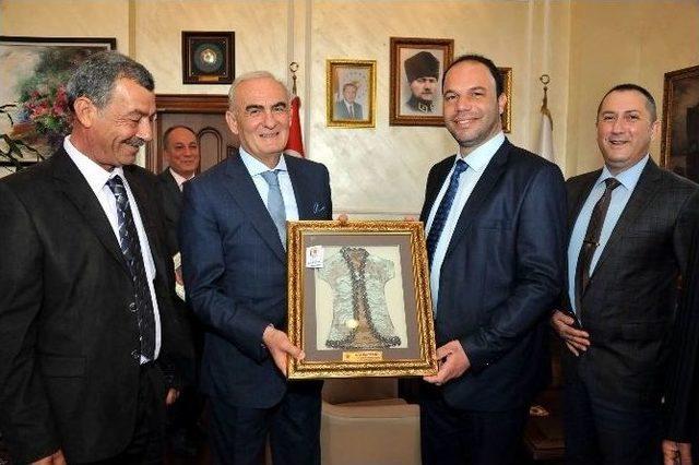 İskele Belediye Başkanı Sadıkoğlu, Başkan Yılmaz’ı Ziyaret Etti