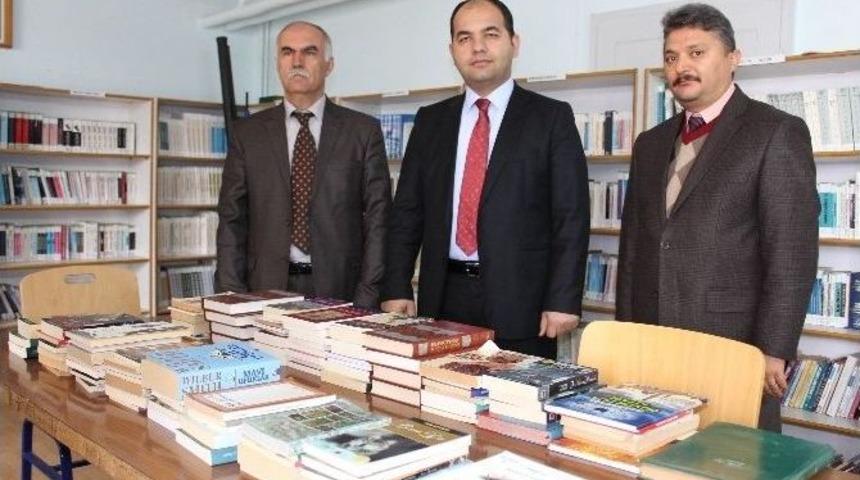 Beyşehir Belediyesi&rsquo;nden Okul K&uuml;t&uuml;phanesine Kitap Desteği