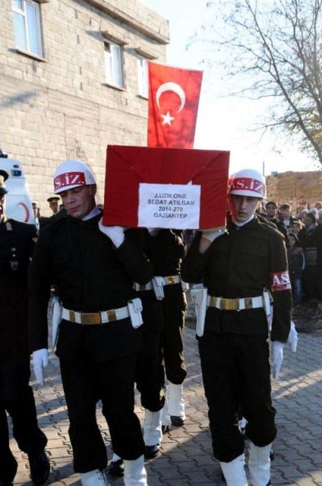 Kaza Kurşunuyla Şehit Olan Uzman &Ccedil;avuş Toprağa Verildi 1