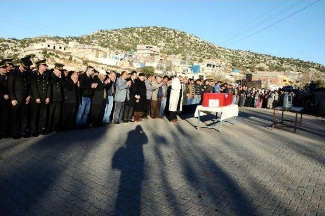 Kaza Kurşunuyla Şehit Olan Uzman &Ccedil;avuş Toprağa Verildi 3