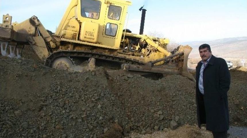 L&ouml;k K&ouml;y&uuml; Yolunun Keskin Virajları D&uuml;zeltiliyor