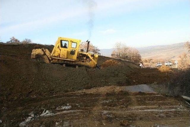 Lök Köyü Yolunun Keskin Virajları Düzeltiliyor