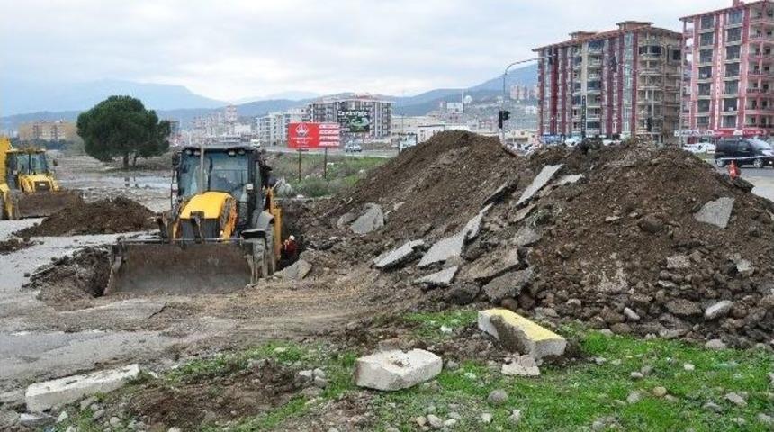 Edremit’ Te Yağmur Sularına Önlem Alınıyor