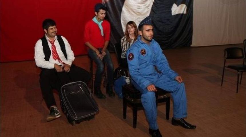 Adıyaman &Uuml;niveritesinde &lsquo;gel De G&ouml;r&rsquo; Adlı Tiyatro