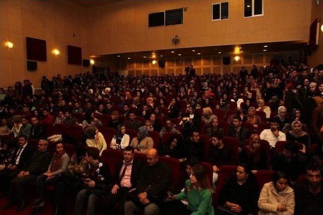 Adıyaman Üniveritesinde ‘gel De Gör’ Adlı Tiyatro