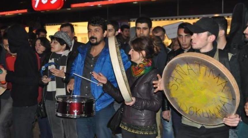 Sokak Sanat&ccedil;ılarından Zabıtaya Tepki