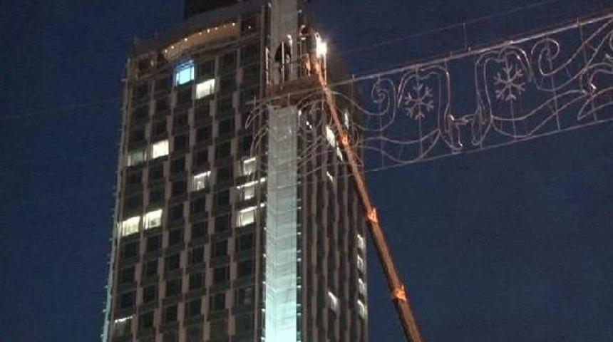 Taksim'de Yılbaşı İ&ccedil;in Işıklandırma &Ccedil;alışmaları Başladı