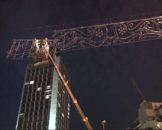 Taksim'de Yılbaşı İçin Işıklandırma Çalışmaları Başladı