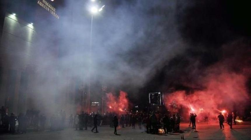 Meşaleler Yakıp Sloganlarla Karşıladılar