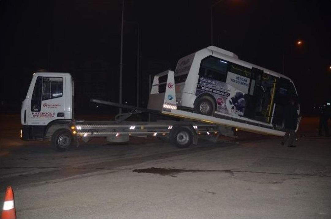 Afyonkarahisar&rsquo;da Otogar Yolcu Servisleri &Ccedil;arpıştı: 1 &Ouml;l&uuml;, 9 Yaralı